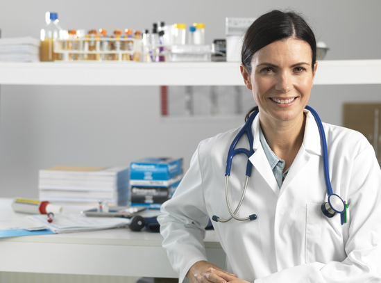 Hoje vamos listar “ 4 medidas para proteger sua clínica”, para que você as implemente e, com certeza, tenha um aprimoramento da sua segurança! Nosso objetivo aqui é te auxiliar em diversas etapas, desde a identificação dos pacientes na portaria até a fiscalização de normas e processos de sua equipe. Em outras palavras, as medidas da nossa lista não estão apenas na segurança externa (perante criminosos), mas também interna (no âmbito da própria clínica, seus funcionários e pacientes). Por isso, se você quer conhecer 4 medidas para proteger sua clínica, fique conosco! Aqui você poderá conferir os seguintes tópicos: 1 - Tenha um Controle de Acesso 2 - Alugue Câmeras de Segurança (CFTV) 3 - A biometria facial ou digital é importante, e o porteiro eletrônico? 4 - Entre em contato com a equipe da Locacess & Locatronic Vamos começar com a nossa primeira medida! 1 - Tenha um Controle de Acesso O controle de acesso é um equipamento de segurança que permite controlar todos aqueles que entram em determinado ambiente, somente as pessoas autorizadas ou previamente identificadas poderão acessá-lo. As formas mais comuns de controle de acesso são: Catradas; TAG de proximidade; Biometria facial ou digital; Porteiro eletrônico; Sensores de Barreira Infravermelho ou Cerca Perimetral. É claro que nem todos eles se adequam para o uso em uma clínica médica, contudo, após realizada a devida análise, um deles poderá atender as necessidades específicas do seu consultório! 2 - Alugue Câmeras de Segurança (CFTV) As câmeras de segurança possibilitam o registro de tudo que acontece em determinado estabelecimento, assim sua clínica médica poderá evitar determinados crimes e também auxiliar na identificação dos criminosos quando da prática de delitos. E o aluguel de câmeras de segurança (CFTV) possibilita a prestação do serviço global, de modo que uma empresa especializada irá fornecer as câmeras de segurança, os equipamentos, a instalação, eventuais manutenções e também a assistência técnica necessária para seu pleno funcionamento. Ou seja, você não terá que se preocupar, pois terá especialistas cuidando de tudo para você! 3 - A biometria facial ou digital é importante! A biometria facial ou digital é de grande importância, podendo ser utilizada na segurança interna da clínica para a proteção de documentos médicos e para a proteção de medicamentos, substâncias e outros instrumentos de trabalho médico. Isso porque a biometria possibilita que somente a pessoa autorizada tenha acesso ao local, diferente de senhas, chaves ou cartões que podem ser passados de mão em mão, extraviados e até furtados. O porteiro eletrônico é uma ótima forma de saber quem está tocando a campainha, assim como permitir a sua entrada somente após identificação e certificação de quem é, com o uso do interfone, é possível fazer a liberação da entrada de um portão ou porta, através do próprio interfone. Esses equipamentos com certeza irão aumentar a segurança da sua clínica médica! Agora, nossa quarta e última dica, vamos lá! 4- Entre em contato com a equipe da Locacess & Locatronic A Locacess & Locatronic é uma empresa do ramo de segurança que nasceu em 1997 e desde então nunca mais deixou de prestar um serviço de qualidade. Nos orgulhamos em dizer que somos os pioneiros e também líderes de mercado no segmento de segurança! Portanto, se você quer excelência para reforçar a segurança na sua clínica, entre em contato conosco agora mesmo! Locacess & Locatronic: responsabilidade e comprometimento com a sua segurança! 
