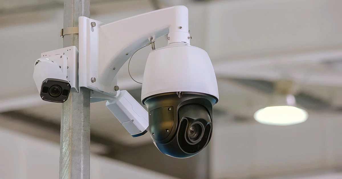 Câmera de segurança instalada em parede com cuidados de manutenção do dia a dia