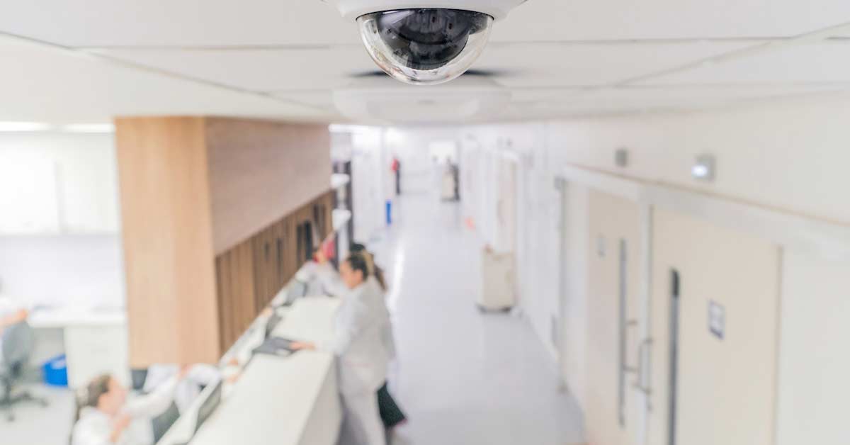 Câmeras de segurança nas áreas de circulação de um hospital, da entrada à recepção