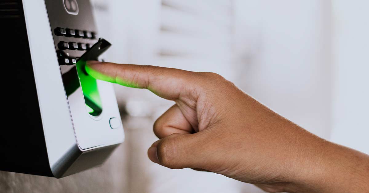 Sistema de controle de acesso registrando a entrada de pessoas em prédio comercial
