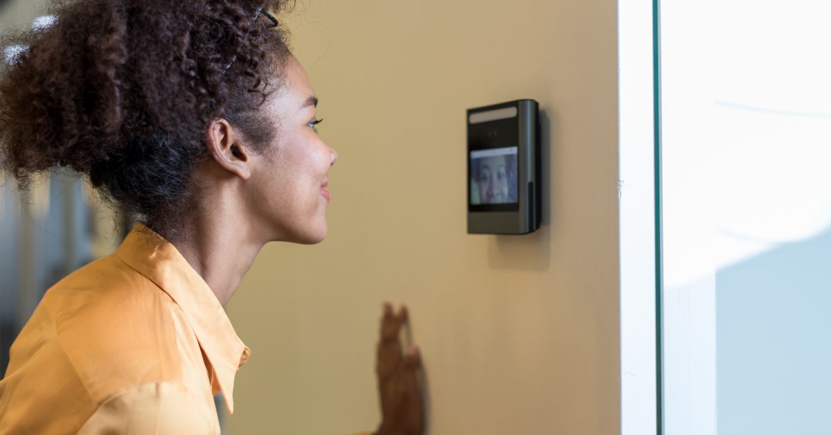 Reconhecimento facial e biometria digital no controle de acesso